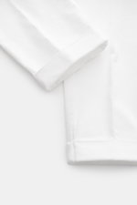 Das Bild zeigt aus der Nahaufnahme den fixierten Saumaufschlag und die feine Cordstruktur der offwhite 04651/ A trip in a bag Cordhose mit doppelter Bundfalte und Side-Adjustern.
