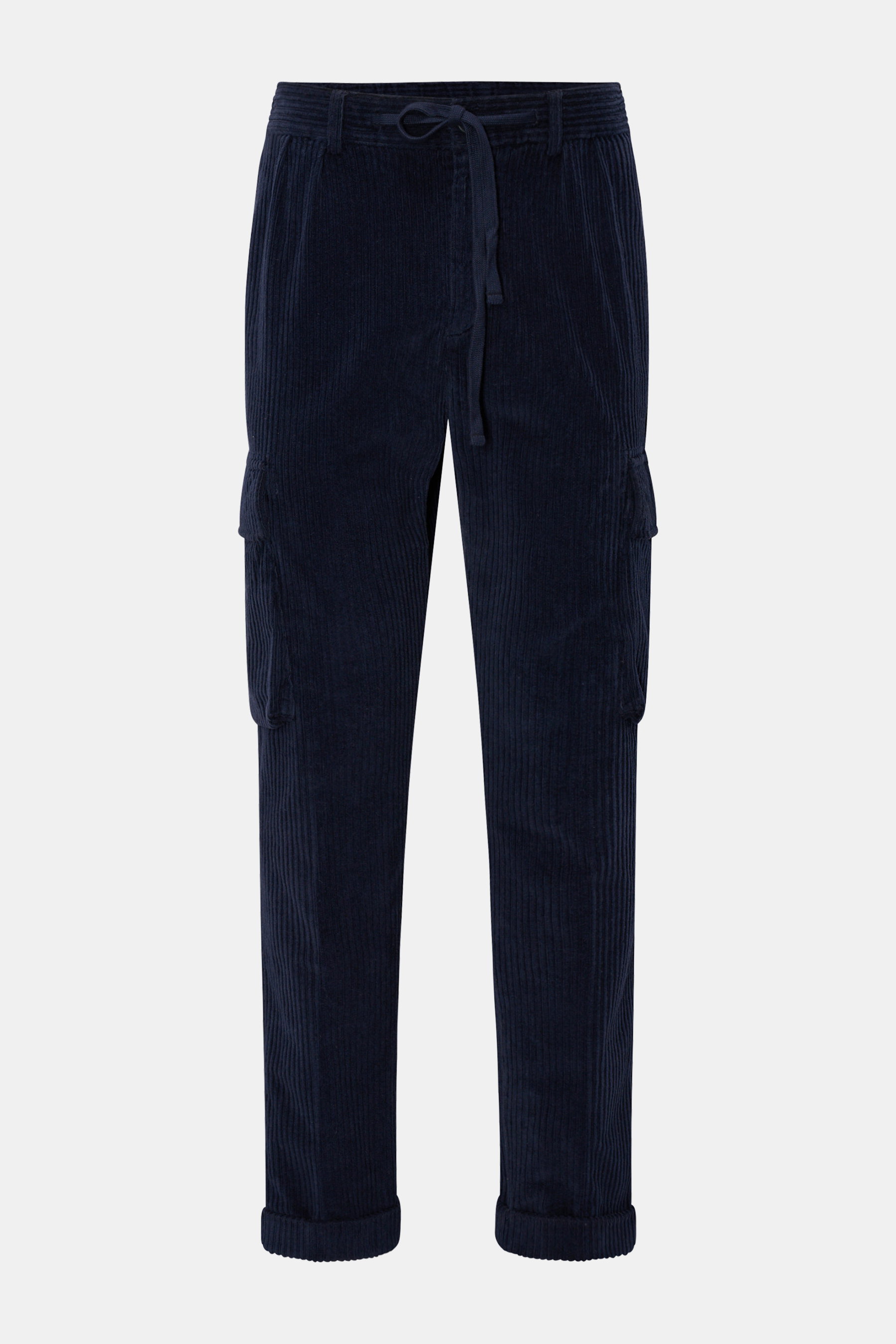 Frontansicht der 04651/ A trip in a bag Cord-Cargohose navy aus Breitcord Baumwolle mit leichtem Stretch, Tapered Fit, Cargotaschen und fixiertem Saumaufschlag.