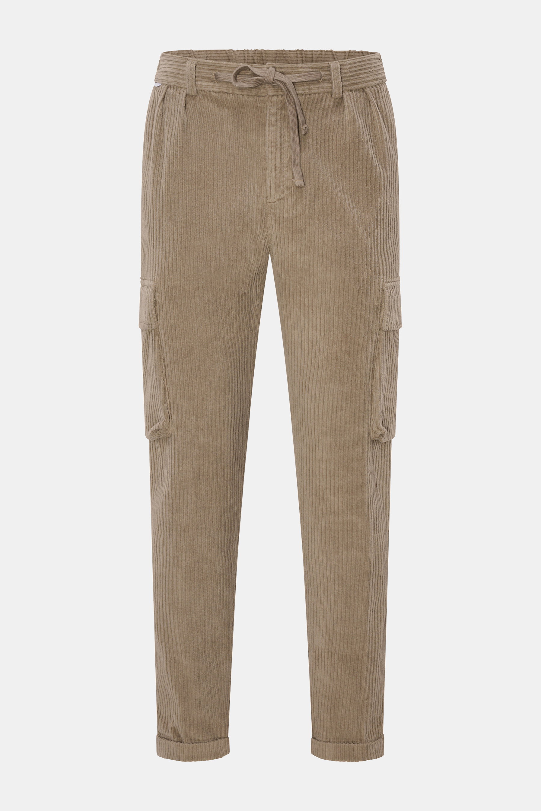 Frontansicht der 04651/ A trip in a bag Cord-Cargohose taupe aus Breitcord-Baumwolle mit leichtem Stretch, weichem Griff, Tapered Fit, regulärer Oberschenkelweite, knöchellang, schmal zulaufend, Reißverschluss, Bundknopf, teilelastischem Bund mit Tunnelzu