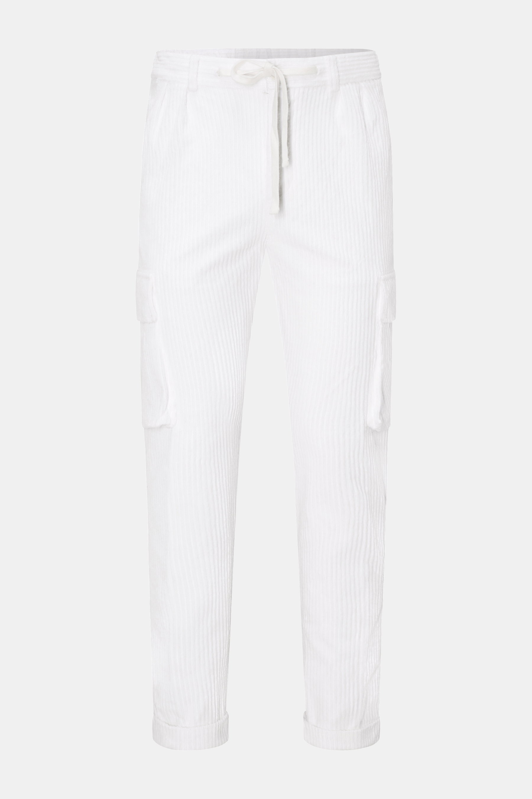 Frontale Nahaufnahme der 04651/ A trip in a bag Cord-Cargohose offwhite aus Baumwoll-Breitcord mit leichtem Stretch, weichem Griff, Tapered Fit, regulärer Oberschenkelweite, knöchellang, schmal zulaufend, Reißverschluss, Bundknopf, teilelastischem Bund mi