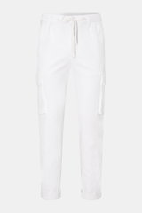 Frontale Nahaufnahme der 04651/ A trip in a bag Cord-Cargohose offwhite aus Baumwoll-Breitcord mit leichtem Stretch, weichem Griff, Tapered Fit, regulärer Oberschenkelweite, knöchellang, schmal zulaufend, Reißverschluss, Bundknopf, teilelastischem Bund mi