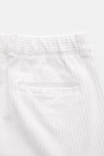 Detailaufnahme von 04651/ A trip in a bag Cord-Cargohose offwhite aus Breitcord Baumwolle mit leichtem Stretch, weichem Griff, Cargotaschen und fixiertem Saumaufschlag.