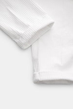 Nahaufnahme der offwhite 04651/ A trip in a bag Cord-Cargohose aus Baumwolle mit Breitcord, leichter Stretch, weichem Griff, Tapered Fit, Cargotaschen und fixiertem Saumaufschlag.