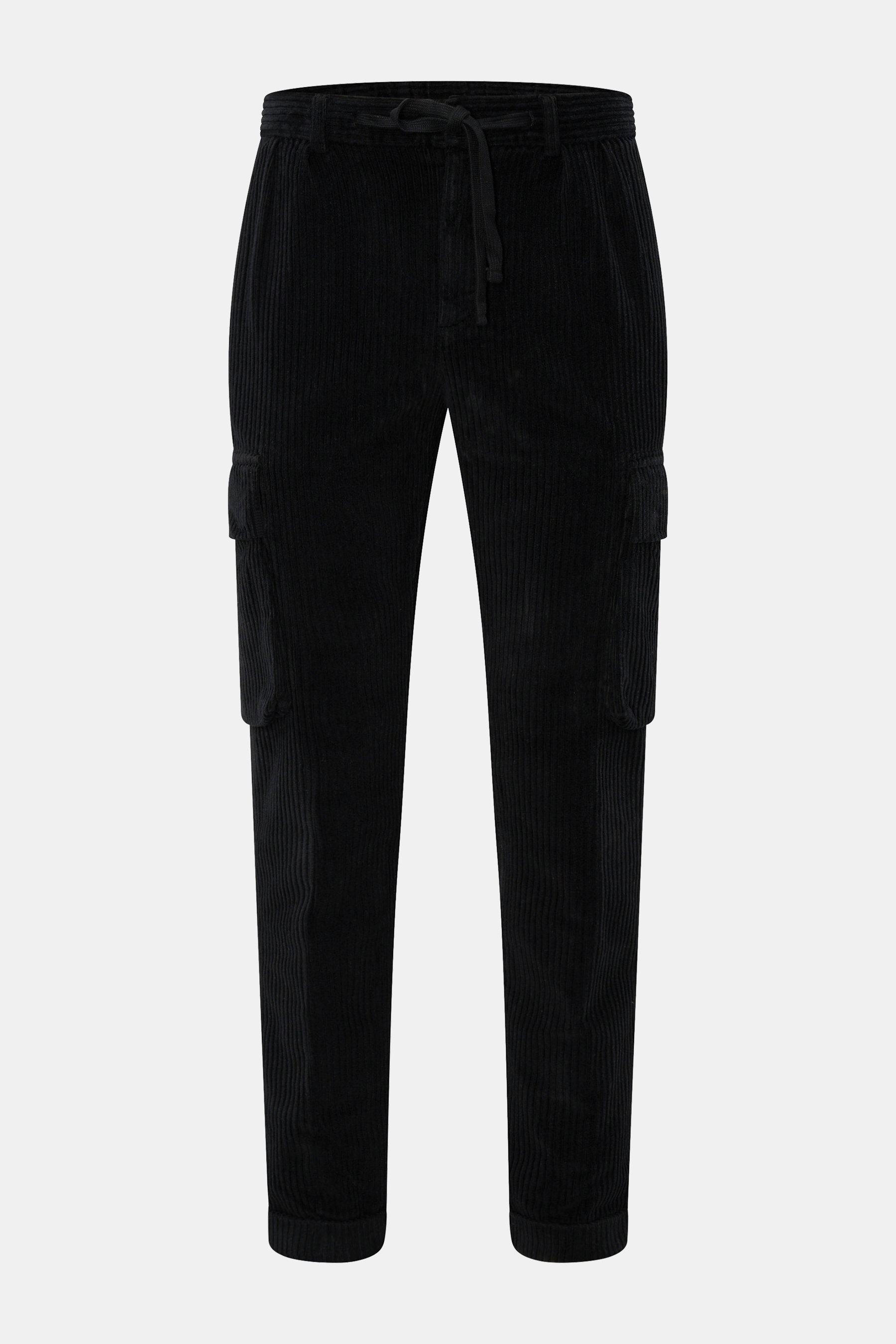 Frontansicht der 04651/ A trip in a bag Cord-Cargohose schwarz aus Breitcord Baumwolle mit Stretch, Tapered Fit, Cargotaschen, elastischem Bund und Saumaufschlag.