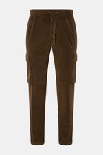 Frontansicht der braunen 04651/ A trip in a bag Cord-Cargohose aus Breitcord-Baumwolle mit Stretch, Tapered Fit, Cargotaschen, Tunnelzug und fixiertem Saumaufschlag.