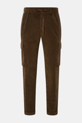 Frontansicht der braunen 04651/ A trip in a bag Cord-Cargohose aus Breitcord-Baumwolle mit Stretch, Tapered Fit, Cargotaschen, Tunnelzug und fixiertem Saumaufschlag.