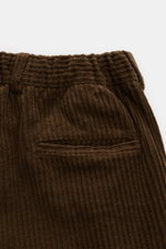 Nahaufnahme der Rückseite der braunen 04651/ A trip in a bag Cord-Cargohose aus Breitcord Baumwolle mit weichem Griff, Taschen und teils elastischem Bund.