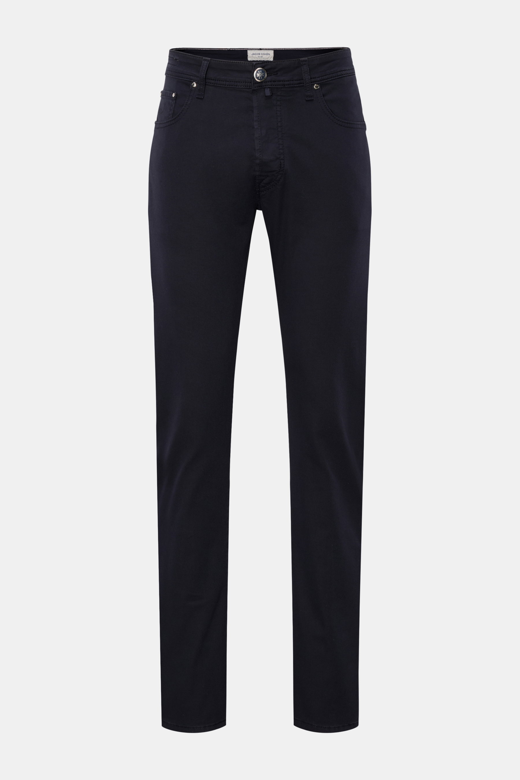 Jacob Cohen Hose 'Bard' navy, Slim Fit Five-Pocket-Hose aus elastischem Baumwoll-Lyocell-Twill mit Button Fly, Münztasche, tonalem Stitching und Leather Patch, frontale Ansicht.