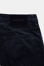 Alt tag (124 characters): Close-up rear view of Jacob Cohen Trousers 'Bard' navy showing back pocket, tonal stitching, and leather brand patch.

<p>Get style and quality with the classic five-pocket trousers 'Bard' by JACOB COHEN in a slim fit. This luxur