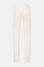 Jacob Cohen Hose 'Bard' offwhite Rückansicht, Slim Fit Five-Pocket-Hose aus elastischem Baumwoll-Lyocell-Twill mit Button Fly, Münztasche, tonalem Stitching und Leather Patch.