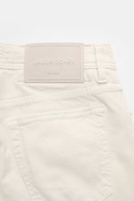 Nahaufnahme der Rückseite der Jacob Cohen Hose 'Bard' offwhite mit tonalem Stitching, Lederpatch und Five-Pocket-Design im Slim Fit.
