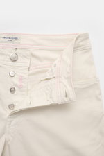 Jacob Cohen Hose 'Bard' offwhite in Slim Fit, Baumwoll-Twill mit Button Fly, Five-Pocket-Stil, tonalen Details, Nahaufnahme von Bund und Knopfleiste.