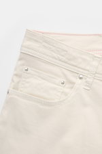 Jacob Cohen Hose 'Bard' offwhite, Nahaufnahme vorne schräg oben, Five-Pocket-Hose aus Baumwolle-Lyocell, Slim Fit, Button Fly, tonale Details.