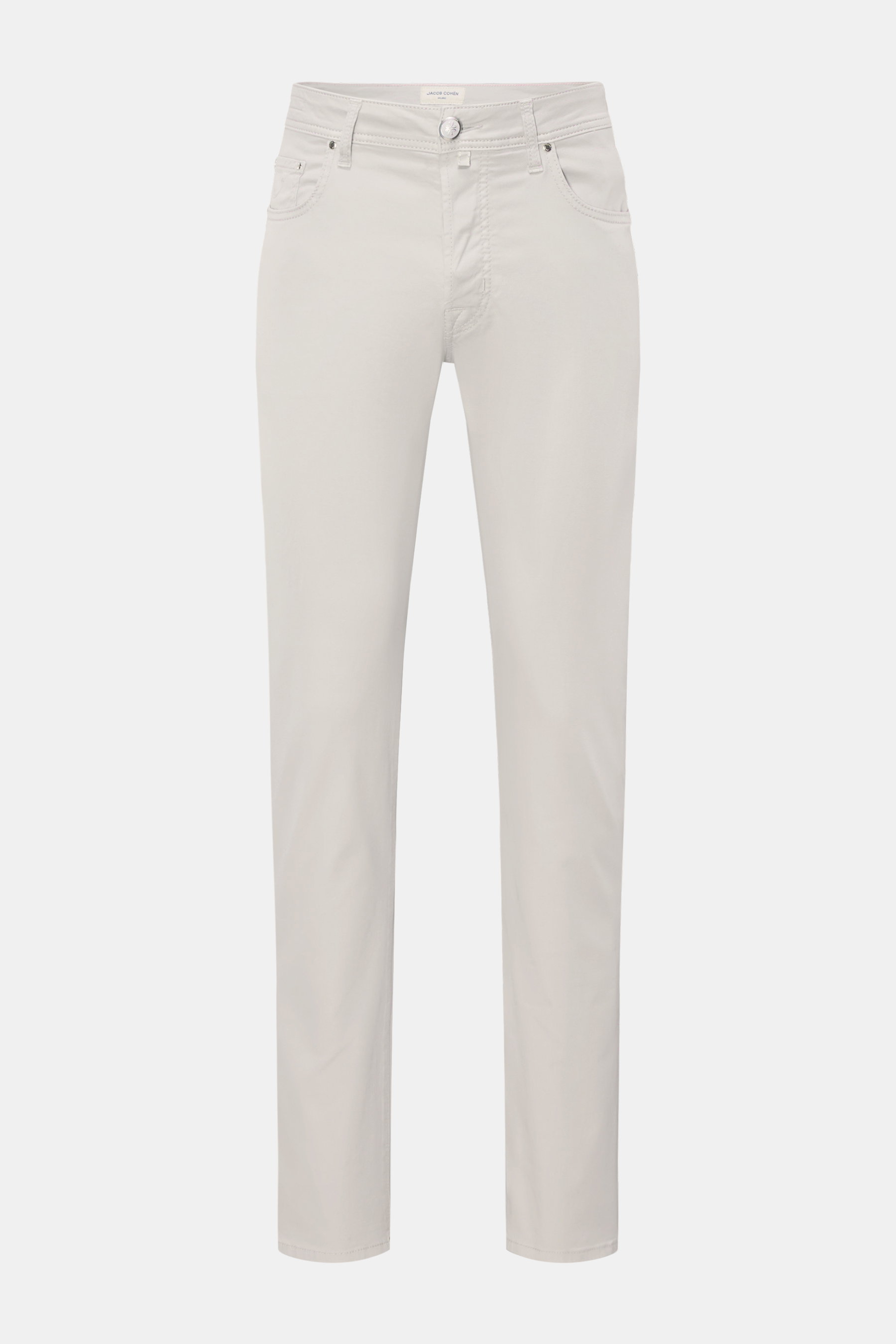 Jacob Cohen Hose 'Bard' hellgrau, Slim Fit Five-Pocket-Hose aus Baumwoll-Twill mit elastischer Qualität, Button Fly, Münztasche, tonalem Stitching, frontal fotografiert.