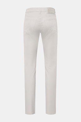 Rear view of Jacob Cohen Hose 'Bard' hellgrau slim fit cotton twill pants with five-pocket style, button fly, tonal stitching, and leather patch.

Description: <p>Setzen Sie Anspruch auf Stil und Qualität mit der klassischen Five-Pocket-Hose 'Bard' von JA