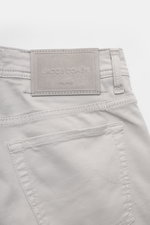 Close-up rear view of Jacob Cohen Hose 'Bard' hellgrau in light gray cotton twill, showing the back pocket, tonal stitching, belt loop, and leather patch. <p>Setzen Sie Anspruch auf Stil und Qualität mit der klassischen Five-Pocket-Hose 'Bard' von JACOB C