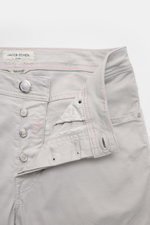 Close-up front view of Jacob Cohen Hose 'Bard' hellgrau showcasing light grey slim fit cotton twill pants with button fly and pink tonal stitching.

<p>Setzen Sie Anspruch auf Stil und Qualität mit der klassischen Five-Pocket-Hose 'Bard' von JACOB COHEN i