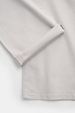 Close-up side view of the cuff and hem of the Jacob Cohen Hose 'Bard' hellgrau, showing light grey twill fabric with tonal stitching and a pink detail on the rolled-up cuff.

<p>Setzen Sie Anspruch auf Stil und Qualität mit der klassischen Five-Pocket-Hos