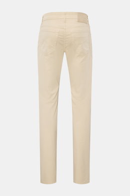 Jacob Cohen Hose 'Bard' beige, Slim Fit Five-Pocket-Hose aus Baumwoll-Twill mit Button Fly, tonalem Stitching, Münztasche, Leather Patch, Rückansicht.