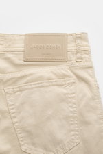 Jacob Cohen Hose 'Bard' beige in Slim Fit, Five-Pocket-Stil, Twill aus Baumwolle/Lyocell, elastisch, Detailansicht Rückseite mit tonalem Stitching und Leather Patch.
