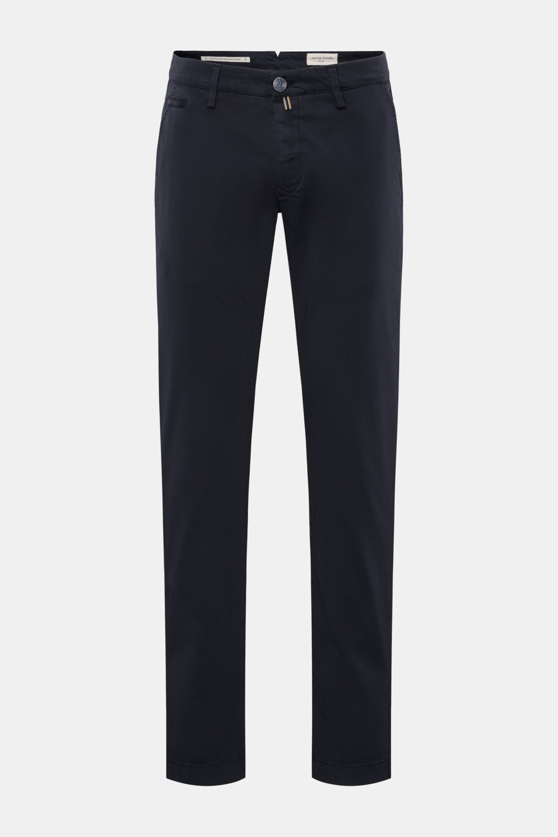 Jacob Cohen Chino 'Bobby' navy in schmalem Slim Fit, aus ultra feinem Baumwoll-Twill, frontal fotografiert, mit Reißverschluss, Bundknopf, französischen Taschen, paspelierter Münztasche, Gesäßtaschen mit Knopf und kleinem Verloursleder-Patch, präzise ital