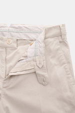 Close-up front view of Brunello Cucinelli Chino 'Italian Fit' beige with open zipper, button, elastic cotton twill, fine twill texture, and soft feel.

Description: <p>Die Chino des Luxuslabels BRUNELLO CUCINELLI ist ein vielseitig kombinierbarer Klassike