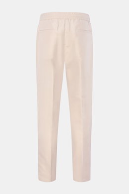 Brunello Cucinelli Jogpants 'Leisure Fit' sand shown from the back, made of twill linen and cotton with tapered legs, elastic waistband, front zipper, and pockets. <p>Stil trifft Tragekomfort: Die Jogpants von BRUNELLO CUCINELLI ist ein vielfältiger Begle