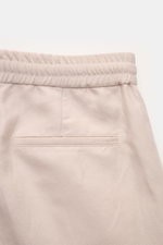 Brunello Cucinelli Jogpants 'Leisure Fit' sand shown from a close-up rear perspective, highlighting the high waistband with elastic and tunnel drawstring, double waistband pleat, and welt pocket. <p>Stil trifft Tragekomfort: Die Jogpants von BRUNELLO CUCI