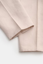 Brunello Cucinelli Jogpants 'Leisure Fit' sand shown up close from the side, highlighting the twill linen-cotton fabric and tapered leg. 

<p>Stil trifft Tragekomfort: Die Jogpants von BRUNELLO CUCINELLI ist ein vielfältiger Begleiter für komfortable Büro
