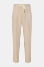 Brunello Cucinelli Jogpants 'Leisure Fit' beige shown from the front, made of twill linen-cotton blend with tapered legs, high waistband, drawstring, zipper, hook, pleats, French pockets, and welt back pockets. 

<p>Stil trifft Tragekomfort: Die Jogpants 