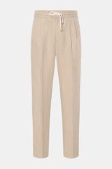 Brunello Cucinelli Jogpants 'Leisure Fit' beige shown from the front, made of twill linen-cotton blend with tapered legs, high waistband, drawstring, zipper, hook, pleats, French pockets, and welt back pockets. 

<p>Stil trifft Tragekomfort: Die Jogpants 