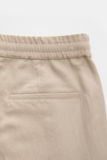 Close-up rear view of beige Brunello Cucinelli Jogpants 'Leisure Fit' showing part-elastic waistband and welt pocket.

<p>Stil trifft Tragekomfort: Die Jogpants von BRUNELLO CUCINELLI ist ein vielfältiger Begleiter für komfortable Büro- und Freizeitlooks.