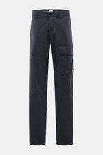 C.P. Company Cargohose navy in Frontansicht, Baumwoll-Microfaser-Mix, weicher Griff, Tapered Fit, Cargo- und Gesäßtaschen, Bundknopf, Reißverschluss.