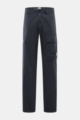 C.P. Company Cargohose navy in Frontansicht, Baumwoll-Microfaser-Mix, weicher Griff, Tapered Fit, Cargo- und Gesäßtaschen, Bundknopf, Reißverschluss.