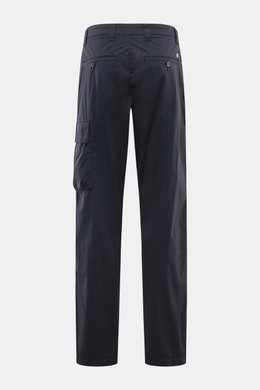 C.P. Company Cargohose navy, Rückansicht, knöchellang, gerader Schnitt, Baumwoll-Microfaser-Mix, Taschen in Seitennaht, Cargo- und paspelierte Gesäßtaschen, Reißverschluss und Bundknopf, Utility-Ästhetik mit labeltypischem Linsendetail.