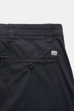 C.P. Company Cargohose navy, Detailaufnahme von hinten oben mit Label, Knopf, paspelierter Gesäßtasche, Utility-Ästhetik, Baumwoll-Mix, Tapered Fit.