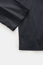 Nahaufnahme der C.P. Company Cargohose navy im geraden Schnitt, knöchellang, Tapered Fit, Utility-Ästhetik, Baumwoll-Mix.