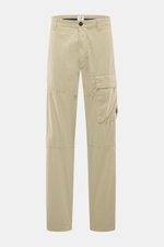 Frontale Ansicht der C.P. Company Cargohose sand aus Baumwoll-Microfaser-Mix mit Utility-Ästhetik, Cargo- und Seitentaschen, tapered Fit, knöchellang und Label-Linsendetail.