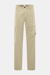 Frontale Ansicht der C.P. Company Cargohose sand aus Baumwoll-Microfaser-Mix mit Utility-Ästhetik, Cargo- und Seitentaschen, tapered Fit, knöchellang und Label-Linsendetail.