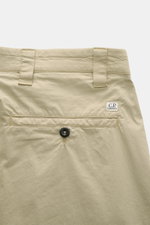 Rückansicht der C.P. Company Cargohose sand mit paspelierter Gesäßtasche, Label-Linsendetail, Tapered Fit und weichem Baumwoll-Mix.