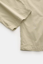 C.P. Company Cargohose sand aus Baumwoll-Microfaser-Mix, weicher Griff, knöchellang, gerader Schnitt, Tapered Fit, Detailfoto von Saum und Seitennaht.