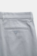 Percival Hose 'Tailored Linen' rauchblau, Detailaufnahme von hinten, Leinen-Baumwoll-Mix, Regular Fit, französische Taschen, Knopfverschluss.