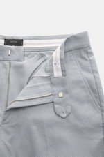 Percival Hose 'Tailored Linen' rauchblau, Frontansicht mit offenem Reißverschluss, Bundknopf, Knopfriegel, französischen Taschen, Leinen-Baumwoll-Mix.