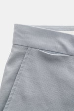 Nahaufnahme der Percival Hose 'Tailored Linen' rauchblau aus Leinen-Baumwoll-Mix, Regular Fit, gerader Schnitt, französische Taschen, Knopf-Details, typische Materialstruktur.