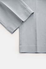 Nahaufnahme der Percival Hose 'Tailored Linen' rauchblau aus Leinen-Baumwoll-Mix, Regular Fit mit geradem Schnitt, fotografiert von oben.