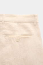 Percival Hose 'Tailored Linen' creme meliert in Nahaufnahme von hinten, Leinen-Baumwoll-Mix mit paspelierter Gesäßtasche und Knopf.