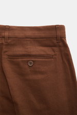 Percival Hose 'Tailored Linen' braun aus Leinen-Baumwoll-Mix, Regular Fit, gerade geschnitten, Detailaufnahme von hinten mit paspelierter Gesäßtasche und Knopf.