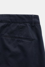 Santaniello Chino 'Arsenio' navy aus feinem Baumwoll-Twill, knöchellang, mit einfacher Bundfalte und paspelierten Taschen, Rückansicht.