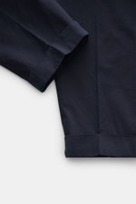 Nahaufnahme der Santaniello Chino 'Arsenio' navy in knöchellanger Tapered Fit-Form aus feinem Baumwoll-Twill mit fixiertem Saumaufschlag.