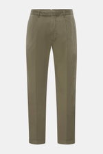 Santaniello Chino 'Arsenio' oliv, frontale Ansicht, softem Baumwoll-Twill, einfacher Bundfalte, tapered Fit, knöchellang, paspelierte Taschen.